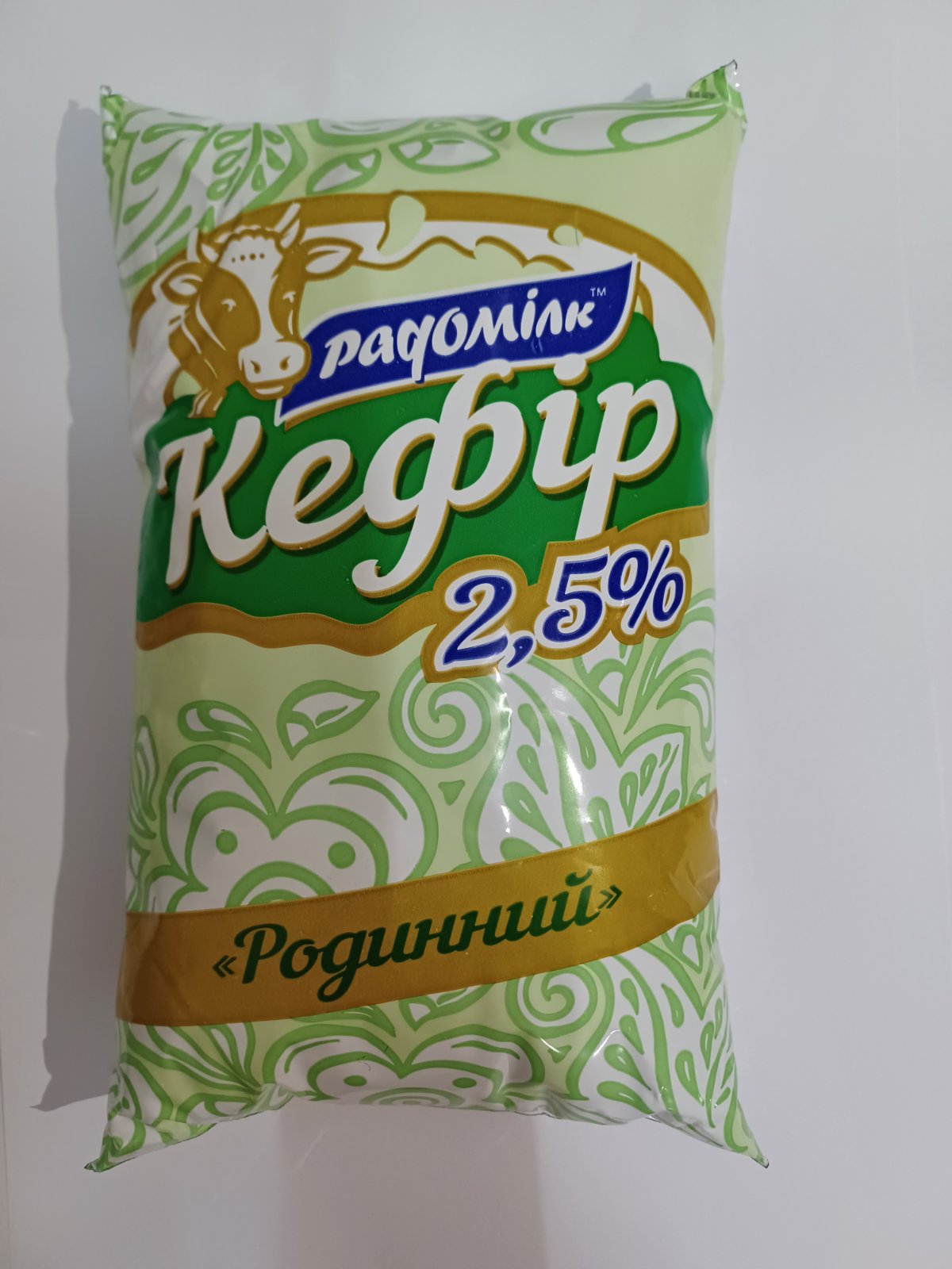Кефір РАДОМІЛК 2,5% 870 г, плівка поліетиленова
